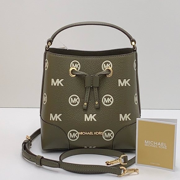 MICHAEL KORS
Mercer Small Logo Embossed Leather Bucket Bag
COLOR OLIVE
NWT - Picture 12 of 16